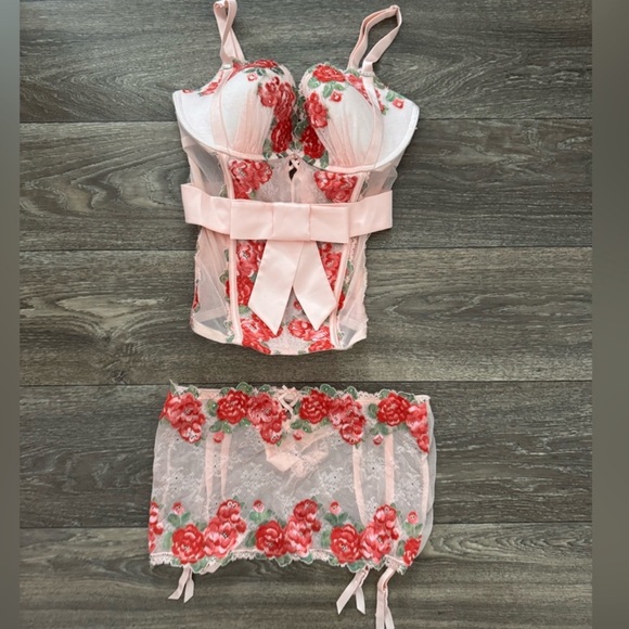 Stunning NWT NEW Victoria's Secret Pink and Red Floral Lingerie Set rose mesh